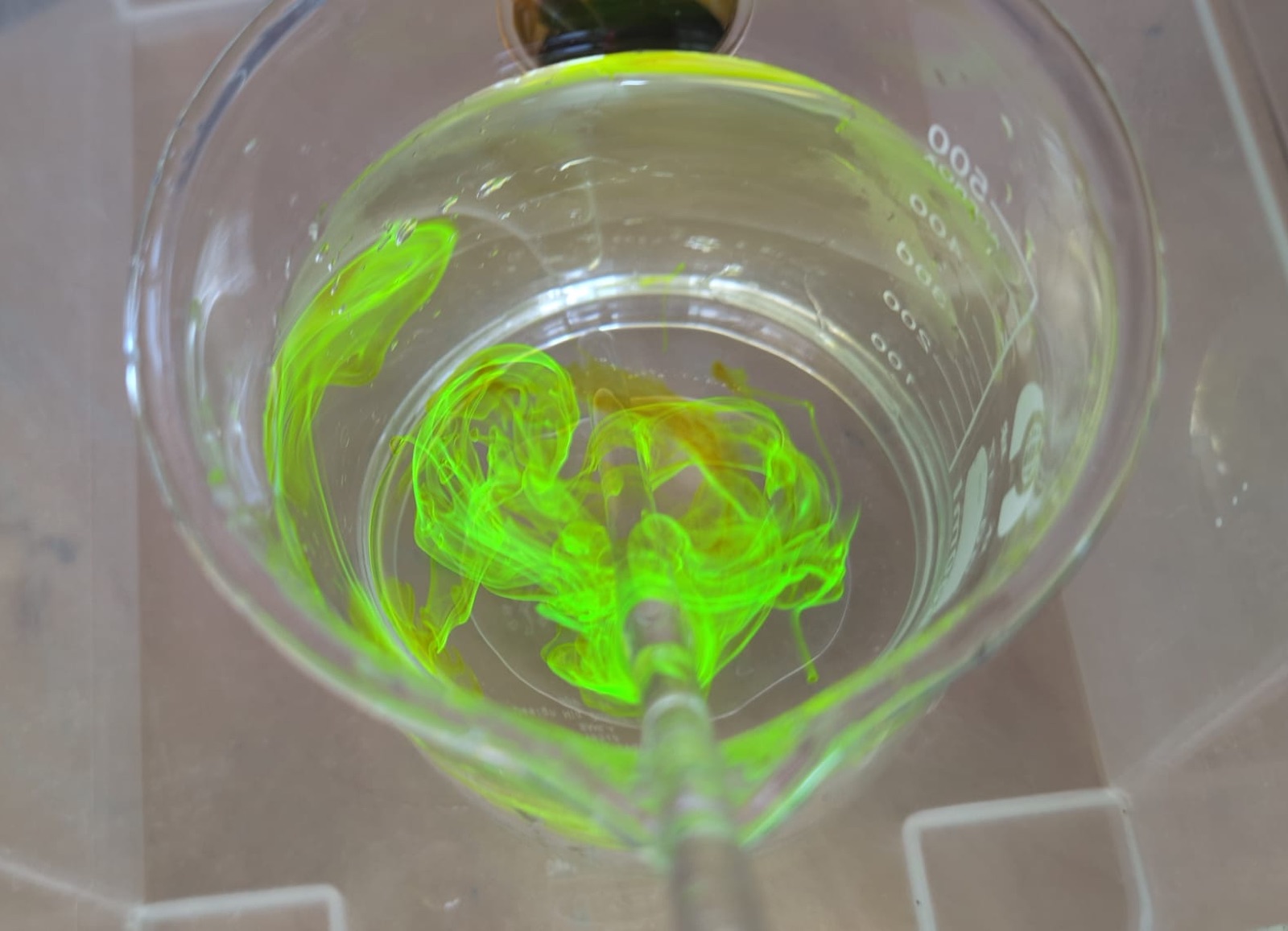 Živo zelena fluorescenca v čaši