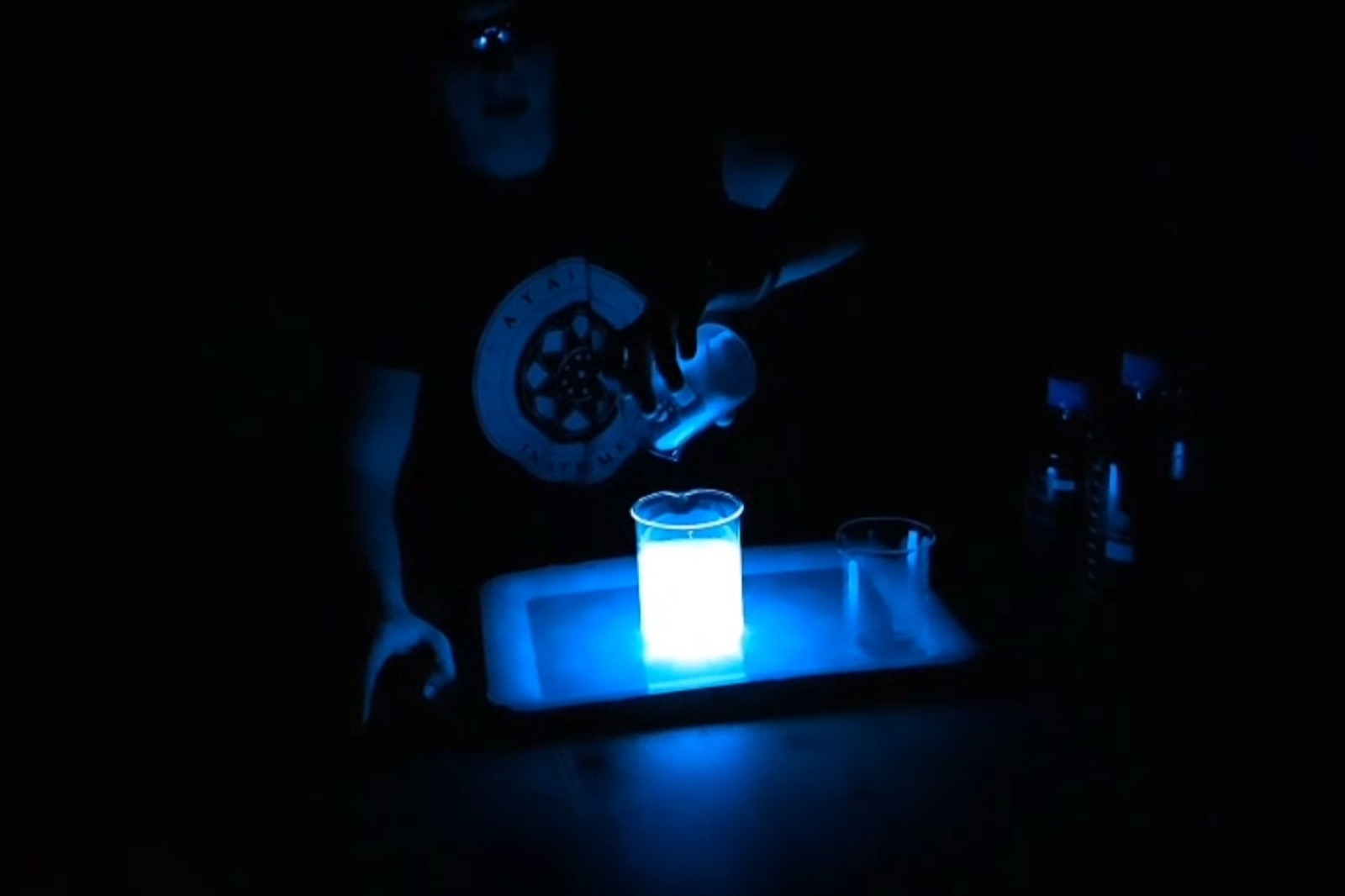 Modro žareča luminolna reakcija v temi